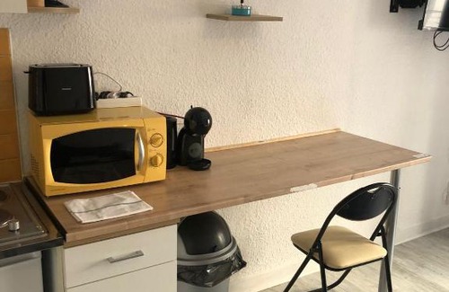 Sablon - Trudaine Apartment | Cozy Studio in Downtown: Ideal for Families & Pets