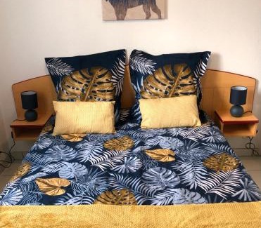 Saint-Geniez-d'Olt Apartment | Cozy Garden Retreat by the River with Pool & Pet Access
