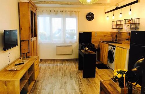 Sainte-Cecile-les-Vignes Apartment | Cozy Studio in the Heart of Sainte Cecile les Vignes