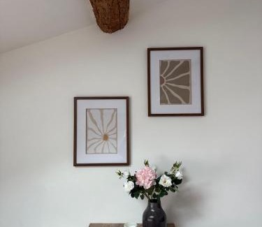 Champagne-au-Mont-d'Or Apartment | Explore Joli Studio: Pet-Friendly Getaway in Champagne