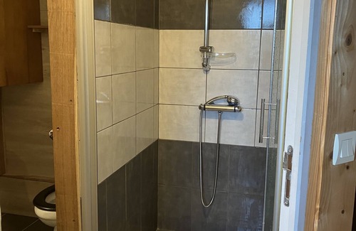 Margon Apartment | Serene Studio Retreat - Pet-Friendly with Family Amenities