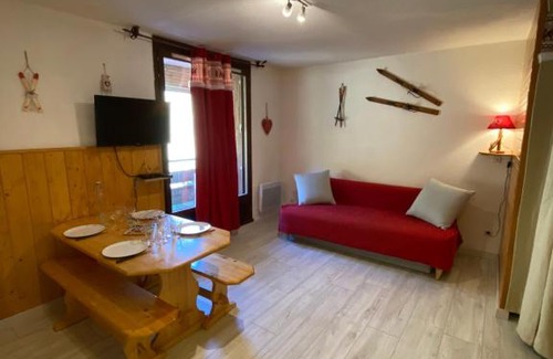 Les Angles Apartment | Cozy Studio Cabin Near Slopes - Wheelchair Accessible!