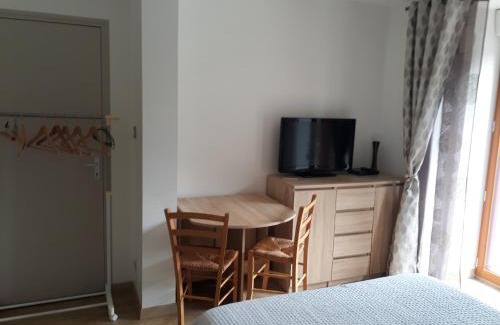 Janze Apartment | Cozy Country Studio with Ocean View & Hot Tub - Rated 10/10