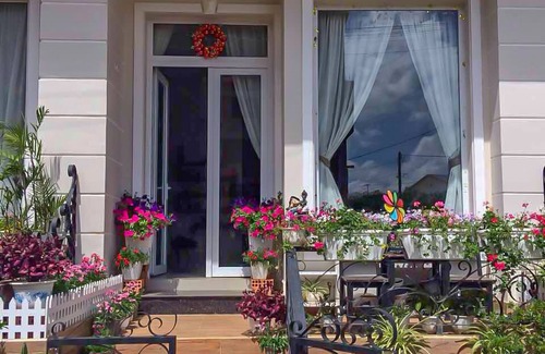 Phuong Apartment | Idyllic Jolie House - Villa with Lake Views & Spa Retreat