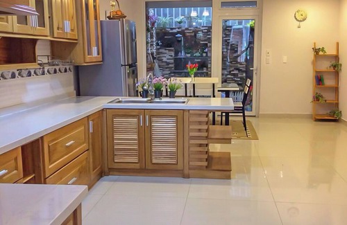 Phuong Apartment | Cozy Jolie House: Family-Friendly Stay with Breakfast & Kitchen