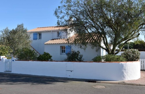 Noirmoutier-en-l'Ile Villa | Tranquil Retreat: Jolie Maison with Ocean View & Spa