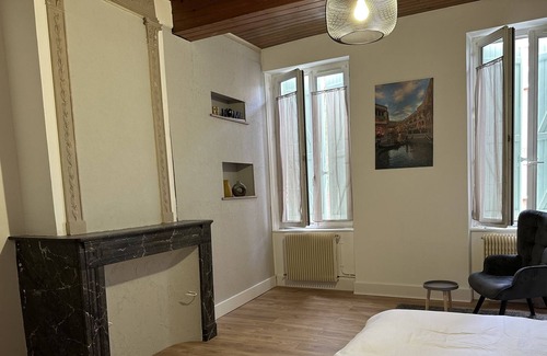 Valence House | Elegant Townhouse in Valence d'Agen with Kitchen & Wifi