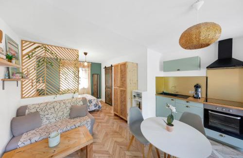 Le Pradet Apartment | Peaceful Jolie Maisonnette: Pet & Child Friendly Retreat