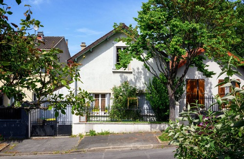 Romainville House | Delightful Jolie Room near Metro with Breakfast & Pet Access