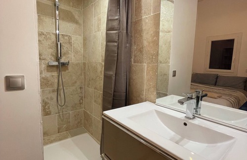 Noailles Apartment | Stylish T3 in Central Location with 2 Bedrooms & Baths