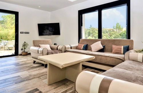 Bezouce House | Inviting Villa with Private Pool and Child-Friendly Amenities