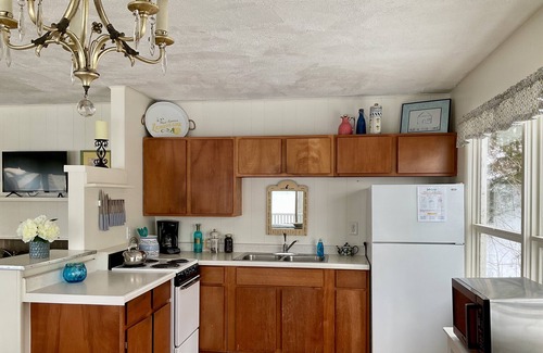 Lake Leelanau Condo | Discover Jolli-Lodge: Beach Resort with Oceanfront Views