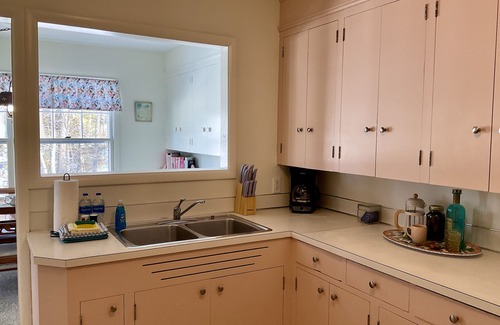 Lake Leelanau Condo | Relaxing Jolli-Lodge: Beach Resort with Oceanfront Views