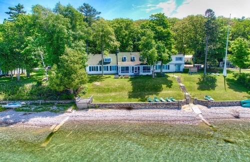 Lake Leelanau Condo | Relaxing Jolli-Lodge: Beach Resort with Oceanfront Views