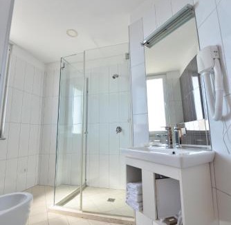 Lezhe Hotel | Discover Jolly Hotel: A 4-Star Gem with Family-Friendly Amenities