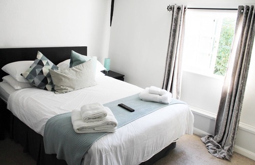 Heybridge Bed & Breakfast | Cozy Retreat at Jolly Sailor - Enjoy Dining by the Quay