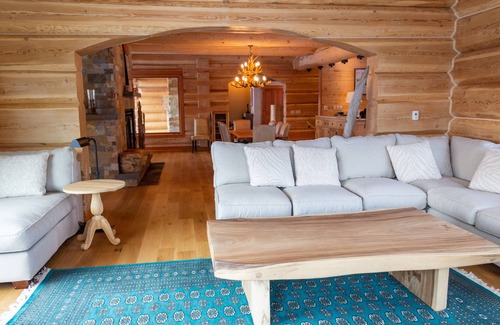 Smithers Villa | Relax at JollyMore | Deer Ridge: Pool, Spa & Family Fun