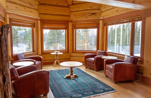 Smithers Villa | Experience Starry Nights at JollyMore with Spa & Breakfast