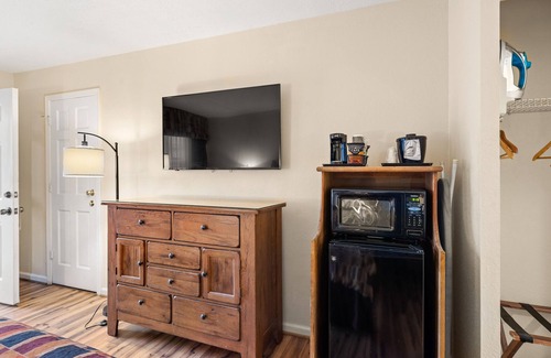 Maggie Valley Hotel | Top-Rated Jonathan Creek Inn with Pool & Family Amenities