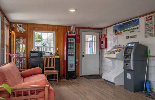 Dennis Port Hotel | Relax at Jonathan Edwards Motel: Family-Friendly Getaway