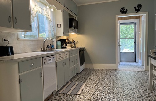 Confluence House | Discover Jones Inn Confluence: Pet-Friendly with Pool & Views