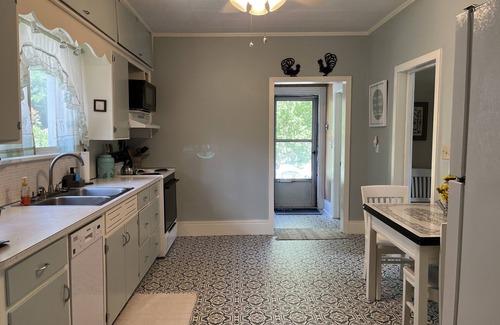 Confluence House | Discover Jones Inn Confluence: Pet-Friendly with Pool & Views