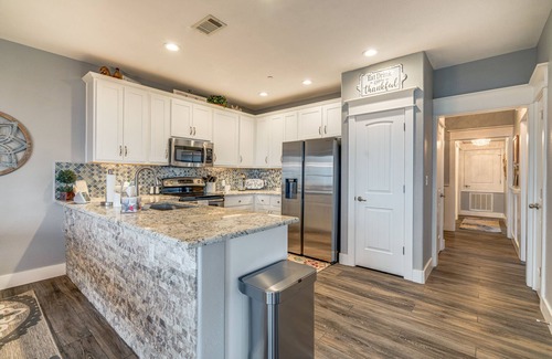 Jonestown Condo | Lakeview Jonestown Condo with 2 Balconies & Top Amenities