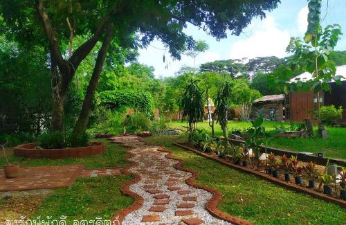 Uttaradit Bed & Breakfast | Discover Jongluxpakdee: Family-Friendly Hotel with Dining