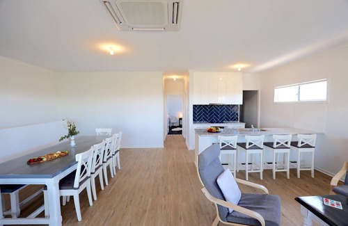 Waterhouse House | Immaculate New Home on Long Beach with Breakfast & Kitchen