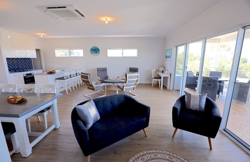 Waterhouse House | Immaculate New Home on Long Beach with Breakfast & Kitchen