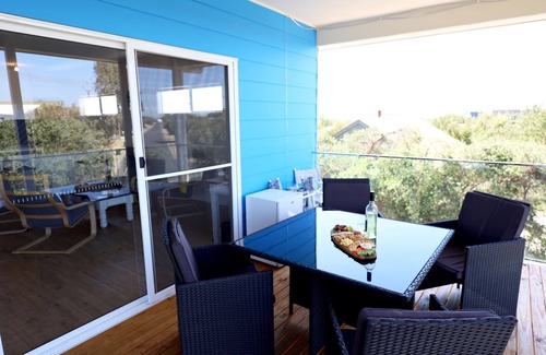 Waterhouse House | Immaculate New Home on Long Beach with Breakfast & Kitchen