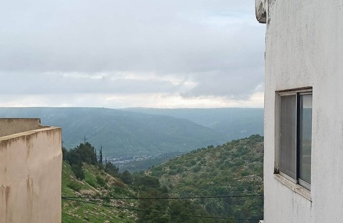 Umm Qais Apartment | Spacious Jordan Umm Qais Apartment Near Archaeological Sites
