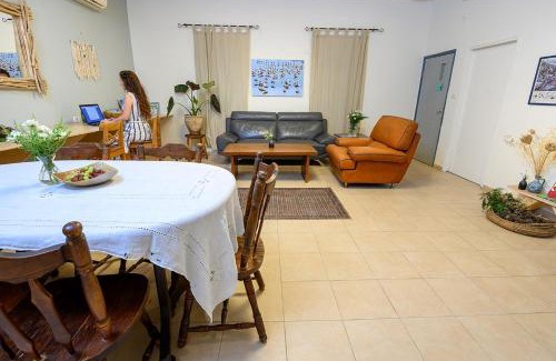 Kfar Ruppin Cabin | Pet-Friendly Jordan Valley Birding Lodge with Great Reviews