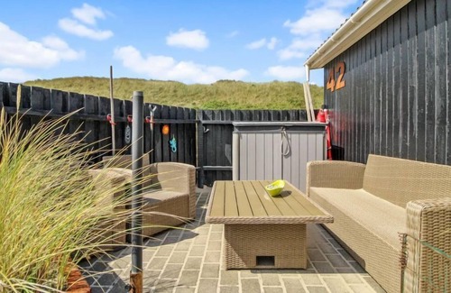 Fjand Badeby House | Beachside Retreat: Jorie with Ocean Views & Spa Access