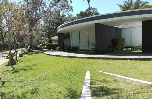 Santa Cruz House | Discover Jose Luis Noya: Family-Friendly Retreat with Pool