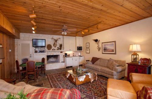 Waring Hotel | Discover Joshua Creek Ranch: Pet-Friendly with Ocean Views