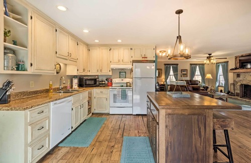 Franklin House | Joshua’s Lodge: Relax in Hot Tub with Scenic Mountain Views