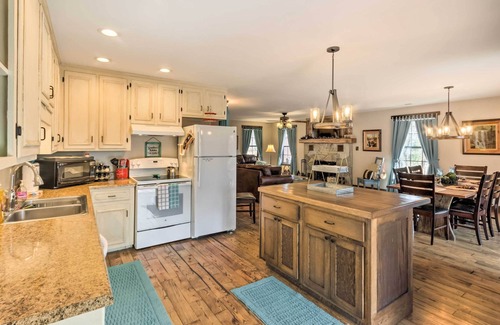 Franklin House | Joshua’s Lodge: Relax in Hot Tub with Scenic Mountain Views
