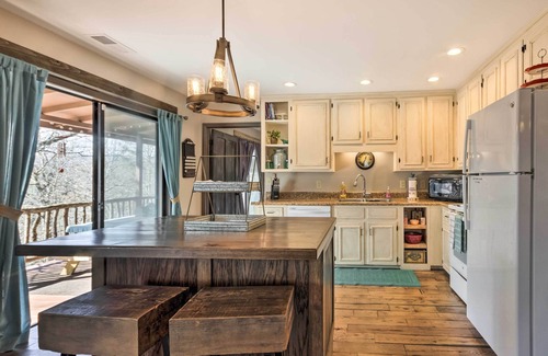 Franklin House | Joshua’s Lodge: Relax in Hot Tub with Scenic Mountain Views
