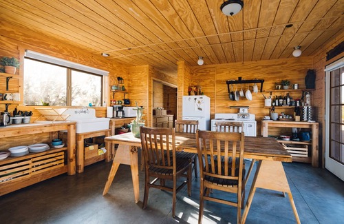 Yucca Valley Cabin | Joshua Tree Hidden Tower Ranch -private, great views, landmark!