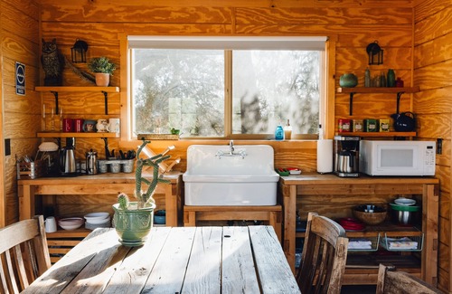 Yucca Valley Cabin | Joshua Tree Hidden Tower Ranch -private, great views, landmark!
