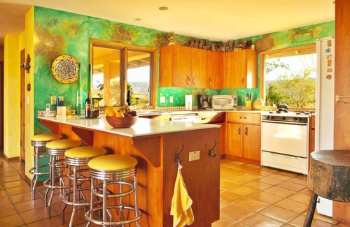 Monument Manor House | Refresh Your Spirit at Joshua Tree Oasis with Ocean View & Spa