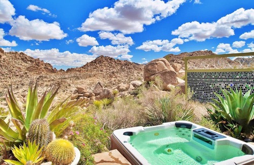 Monument Manor House | Refresh Your Spirit at Joshua Tree Oasis with Ocean View & Spa
