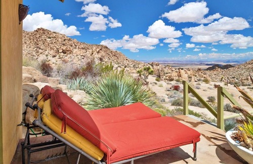 Monument Manor House | Refresh Your Spirit at Joshua Tree Oasis with Ocean View & Spa