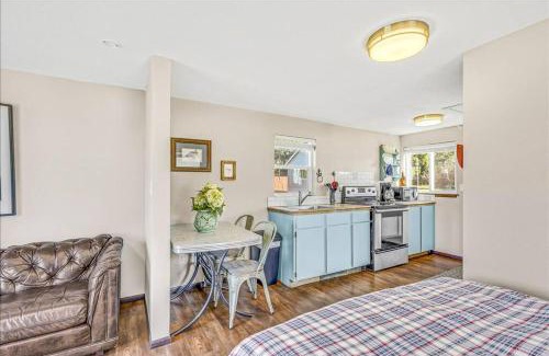 Grayland House | Cozy Josie Dyas Cottage: Pet-Friendly Family Retreat