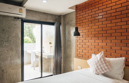 Makham Tia Hotel | Budget-Friendly Journey Hostel Suratthani with Breakfast