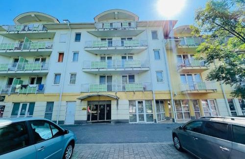 Zalakaros Apartment | Joy Apartman: Oceanfront Retreat with Private Pool & Pets