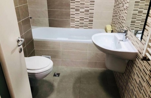Tractorul Apartment | Joy City Stay: Family-Friendly Comfort with Kitchen Access