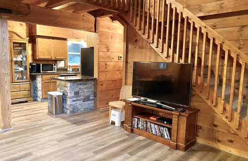 Piper Gap Cabin | Cozy Joy Ranch Cabin with Kitchen in Blue Ridge Mountains