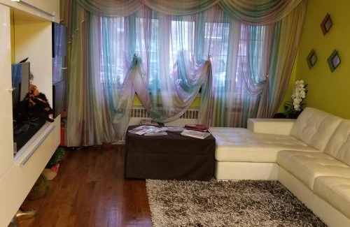 Canarsie House | Family-Friendly Joy's Country Home with Modern Kitchen